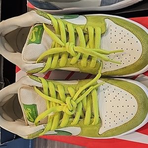 NIKE SB DUNK GREEN APPLE SIZE 8.5 🍏